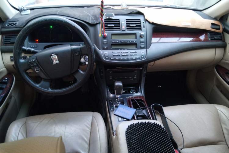 Used Toyota Crown 2011 2.5L Royal Special Edition with Leather and Sunroof Center Console