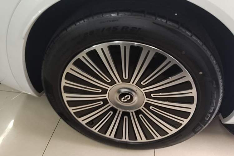 Used Hima AITO M8 2025 Extended-Range Ultra Version 53.4 kWh 6-Seater Edition Exterior 5