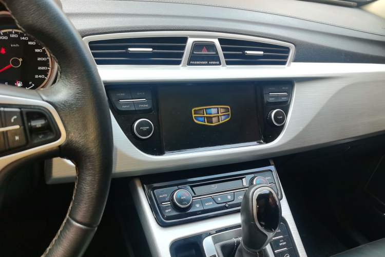 Used Geely Auto Emgrand X7 Sport 2018 1.8TD Automatic Two-Wheel Drive Zhiya Model Audio And AC Panel