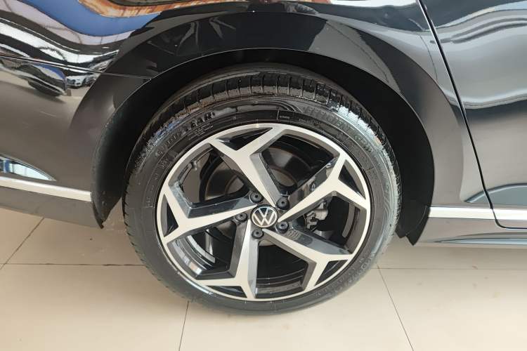 Used Volkswagen Magotan 2023 2 Million Units Limited Edition 330TSI DSG Leading Version Exterior 5