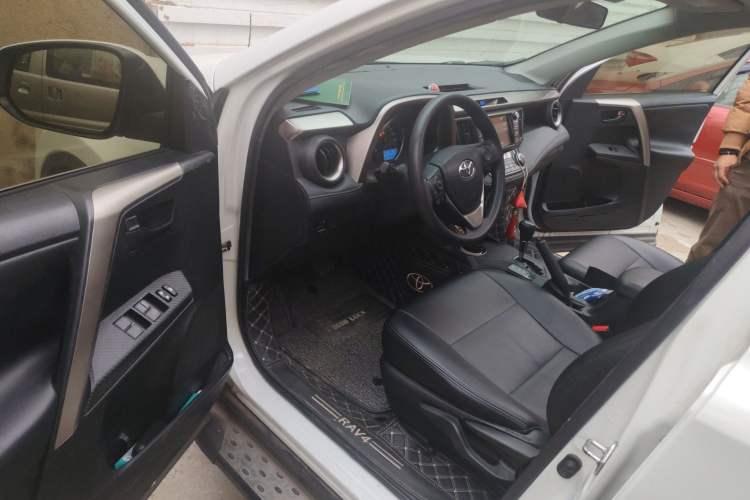 Used Toyota RAV4 2015 2.0L CVT 4x4 Trend Edition Interior 3