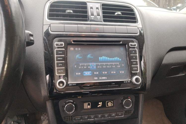 Used Volkswagen Polo 2011 1.6L Automatic ZhiKu Edition Audio And AC Panel