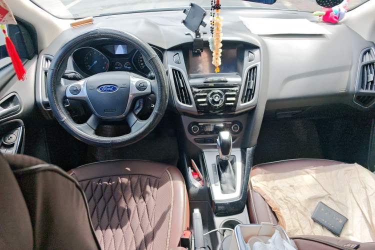 Used Ford Focus 2012 Sedan 1.6L Automatic Fashion Edition Center Console