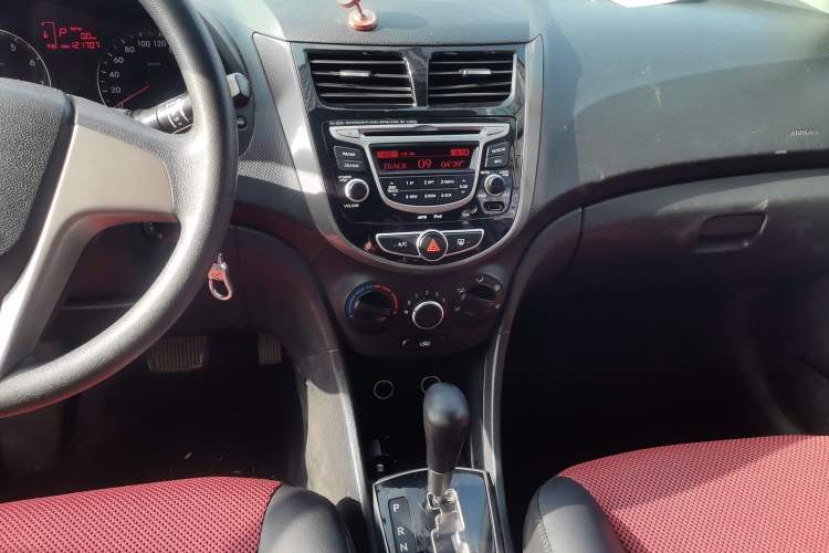 Used Hyundai Verna Ray 2016 1.4L Automatic Leading-Edge GLX Audio And AC Panel