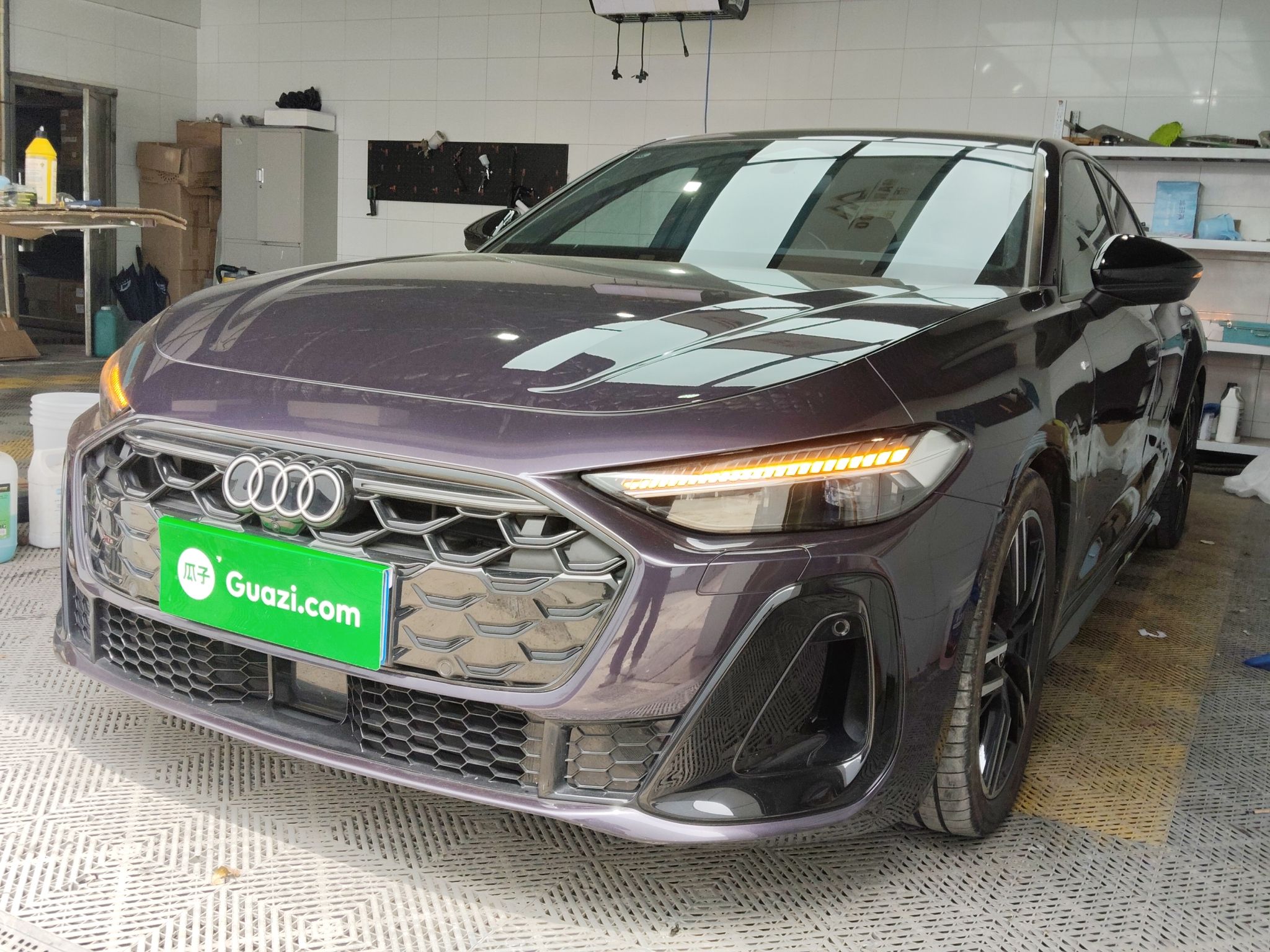 تحت مقدمة السيارة