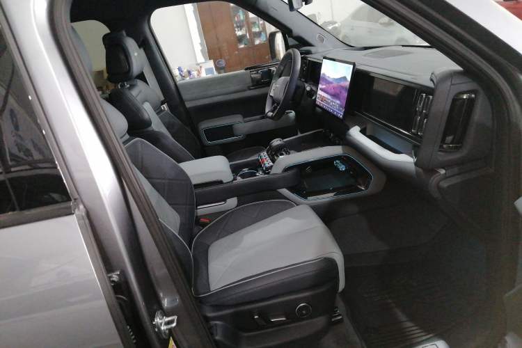 Used Formula Leopard 5 2023 Explore Edition Right Front Seat