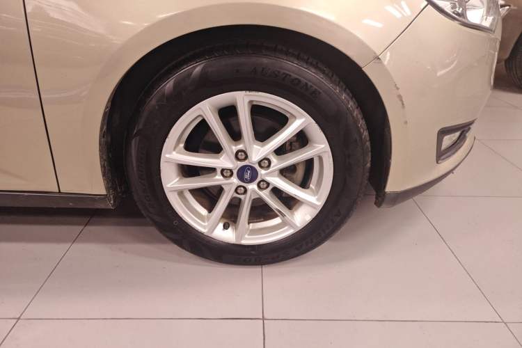 Used Ford Focus 2015 Sedan EcoBoost 125 Automatic Supreme Style Edition Right Front Wheel Hub