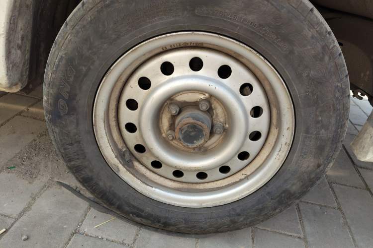 Used King Long Golden Way 2021 2.2L Jiemu 10-Seater Flat-Top V22H Right Front Wheel Hub