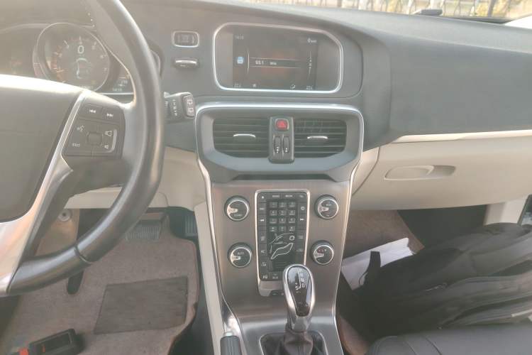 Used Volvo V40 2015 1.6T Zhiya Edition