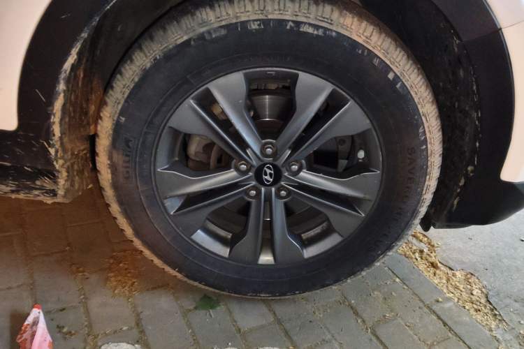 Used Hyundai Santa Fe 2013 2.4L Automatic 4x4 Smart Version Right Front Wheel Hub