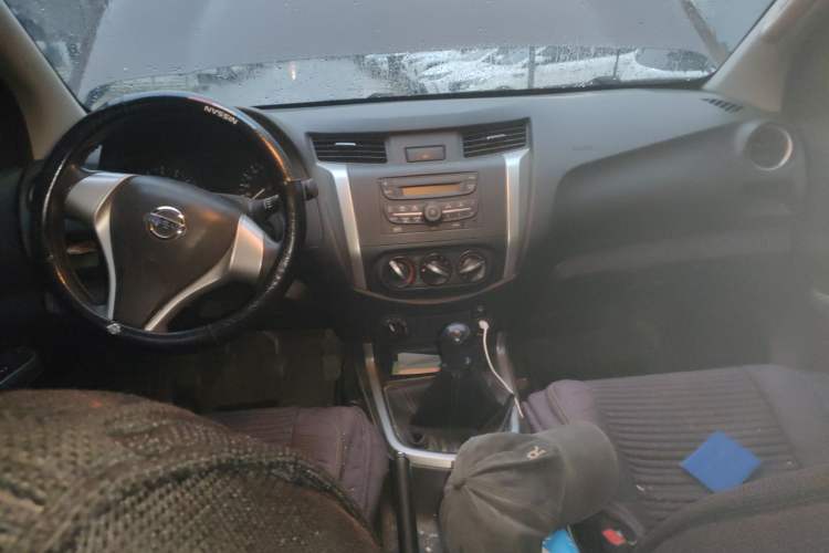 Used Nissan Navara 2017 2.5L Manual 4x4 Standard Edition QR25 Center Console