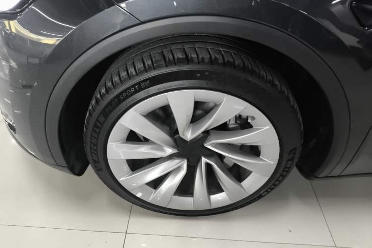 Used Tesla Model Y 2025 Long-Range All-Wheel-Drive Version
