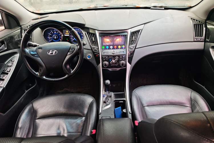 Used Hyundai Sonata 2014 2.4L Automatic Leading Edition China IV Standard Center Console