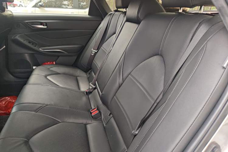 Used Toyota Avalon 2019 2.0L XLE Premium Edition China VI Left Rear Seat