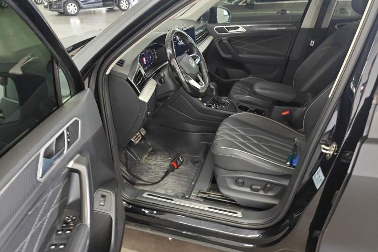 Used Volkswagen Tiguan L 2023 Restyled 330TSI Automatic Two-Wheel Drive R-Line Enhanced Comfort Version
