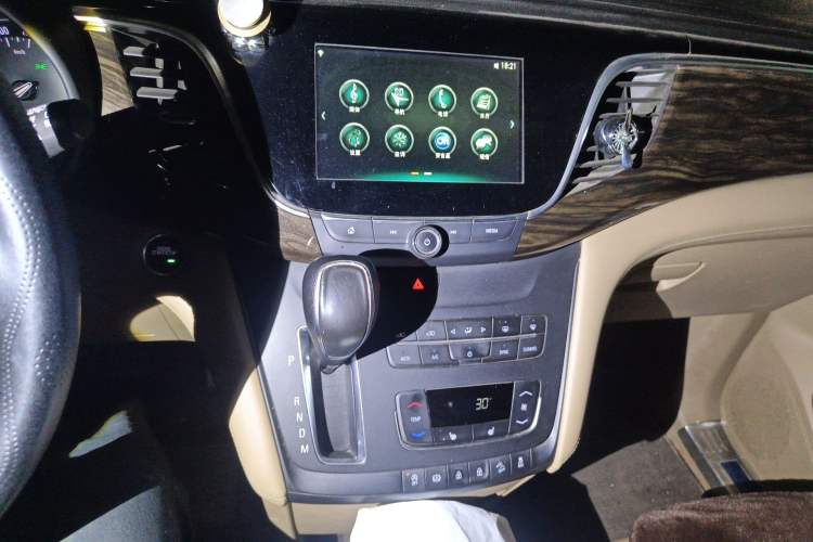 Used Buick GL8 2017 ES 28T Premium Version China V Standard Audio And AC Panel