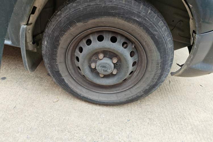 Used Dongfeng Yufeng 2015 2.5T Lingyun Edition Box Truck comes standard with the short-wheelbase mid-roof ZD25 model. Right Front Wheel Hub