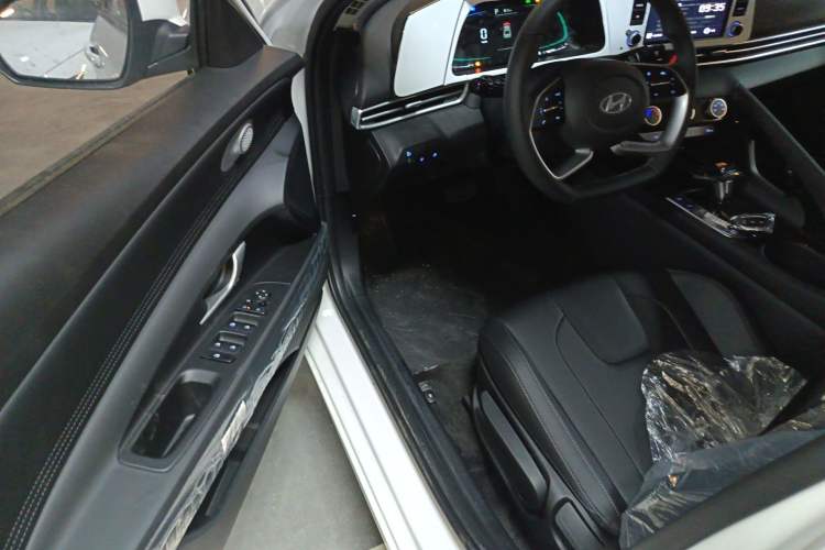 Used Hyundai Elantra 2023 1.5L CVT GLX Elite Edition Driver Seat