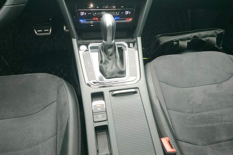 Used Volkswagen FAW-Volkswagen CC 2025 330TSI Ignite All-Inclusive Edition Gear Lever