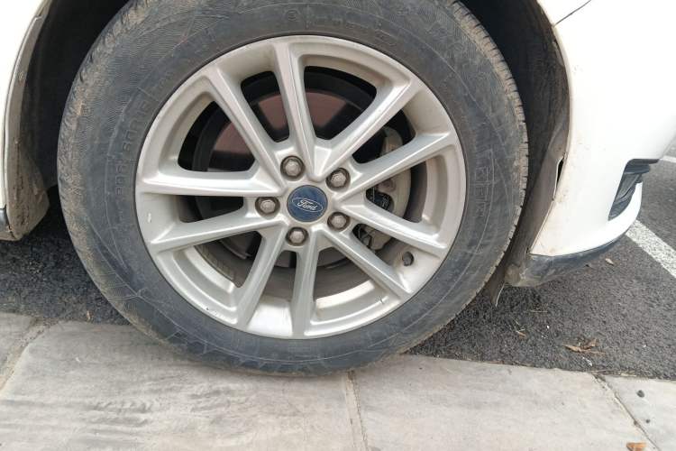 Used Ford Focus 2018 Hatchback Classic 1.6L Automatic Trendy SmartDrive Edition
