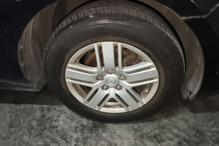 Used Mazda 8 2013 2.5L Elite Edition Right Front Wheel Hub