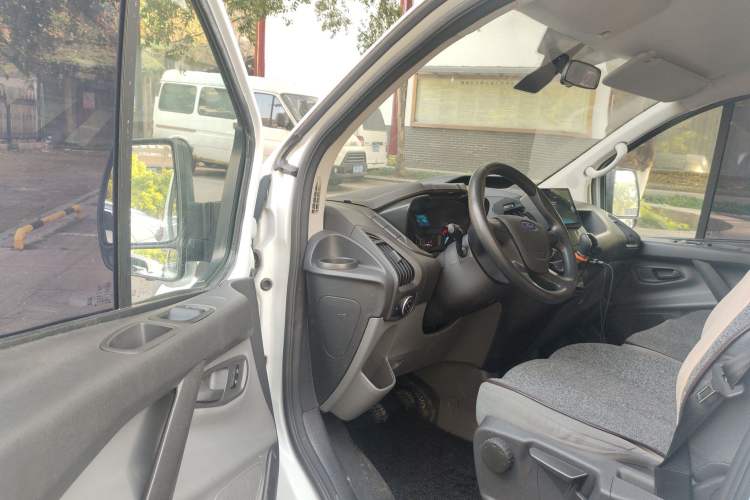 Used Ford Transit 2019 2.0T Diesel Multi-Purpose Commercial Vehicle Mid-Drive Mid-Roof 6-Seater China VI Standard