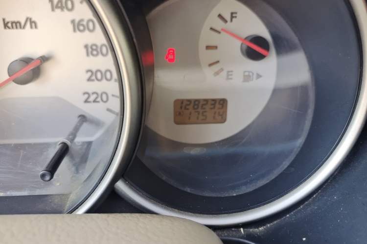 Used Nissan Livina 2010 Jingyue Edition 1.6L Manual All-Around Model
