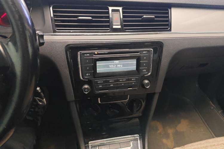 Used Volkswagen Bora 2014 1.6L Manual Fashion Edition Audio And AC Panel