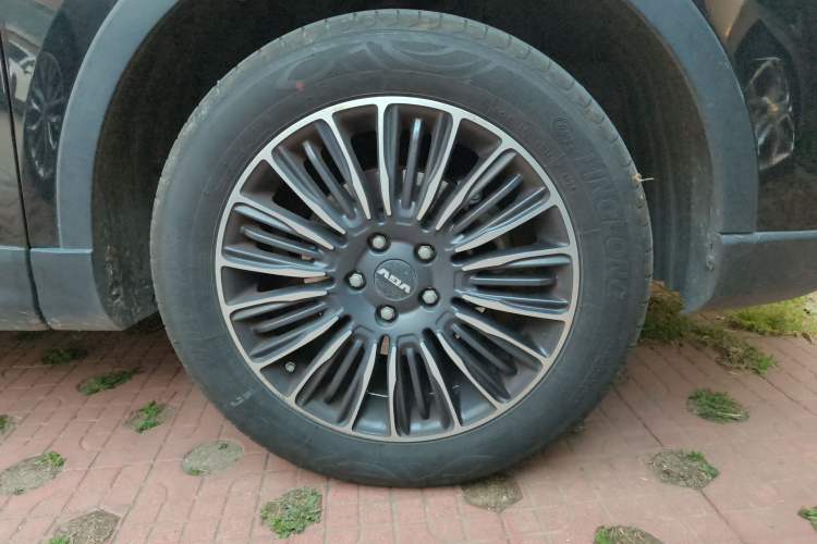 Used Sinotruk VGV U70 2020 1.5T Automatic Smart Luxury Flagship 7-Seater Right Front Wheel Hub