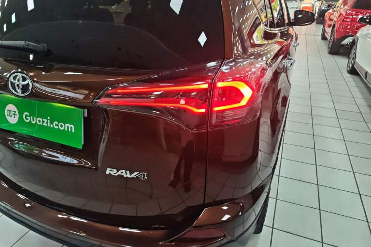 Used Toyota RAV4 2016 2.0L CVT Two-Wheel Drive Fashion Edition China V Standard
