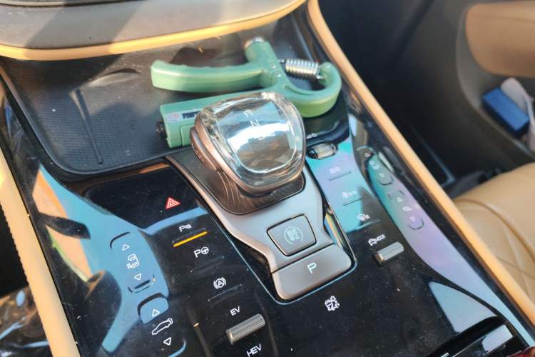 Used Denza D9 2022 DM-i 970 Four-Wheel Drive Flagship Model
