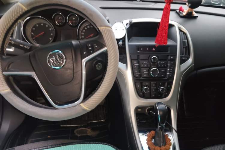 Used Buick GT 2014 XT 1.6L Automatic Fashion Edition Center Console