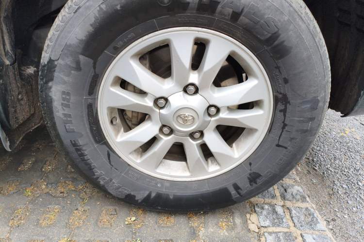 Used Toyota Land Cruiser 2010 4.0L Automatic VX Right Front Wheel Hub