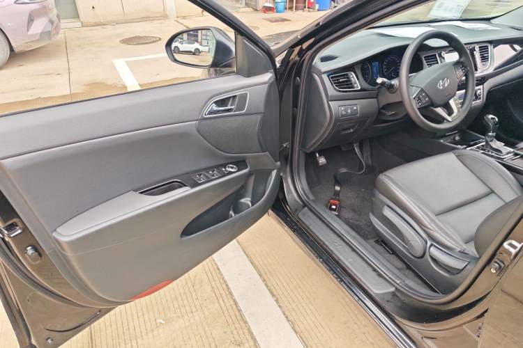 Used Hyundai Mistra 2014 1.8L Automatic Smart GLS Driver Seat