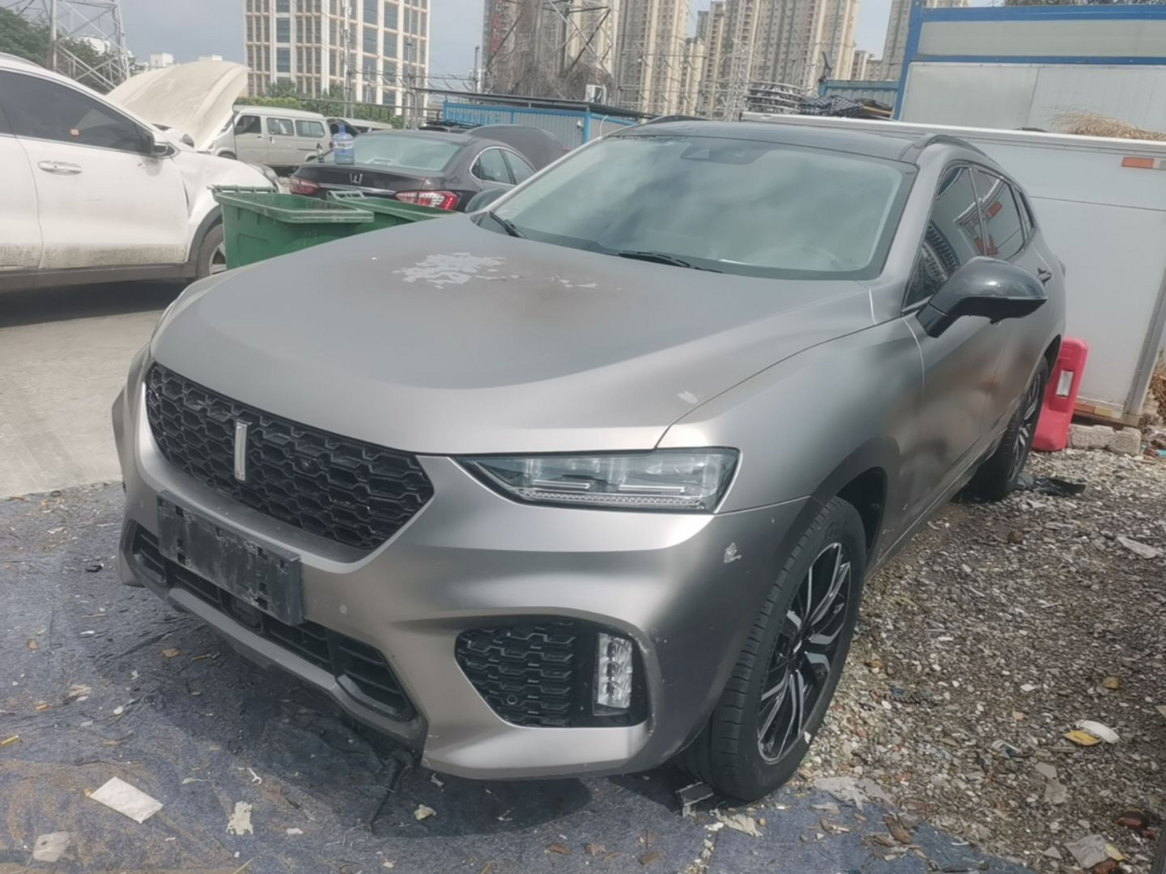 Под передней частью автомобиля
