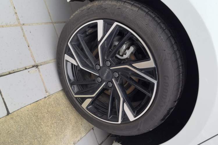 Used Lynk & Co 03 2025 1.5TD DCT Champion Edition Pro Right Rear Wheel Hub