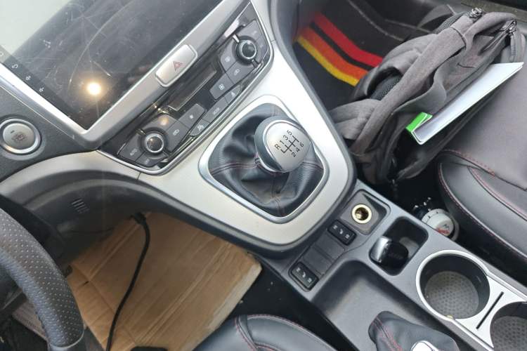 Used Haval H6 2017 Blue Label Sport Edition 1.5T Manual Two-Wheel Drive Elite Model Gear Lever