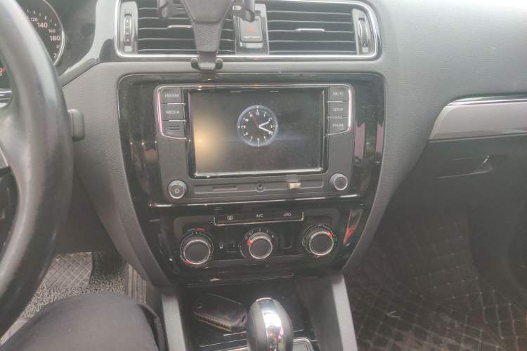 Used Volkswagen Sagitar 2017 1.6L Automatic Comfort Model Audio And AC Panel