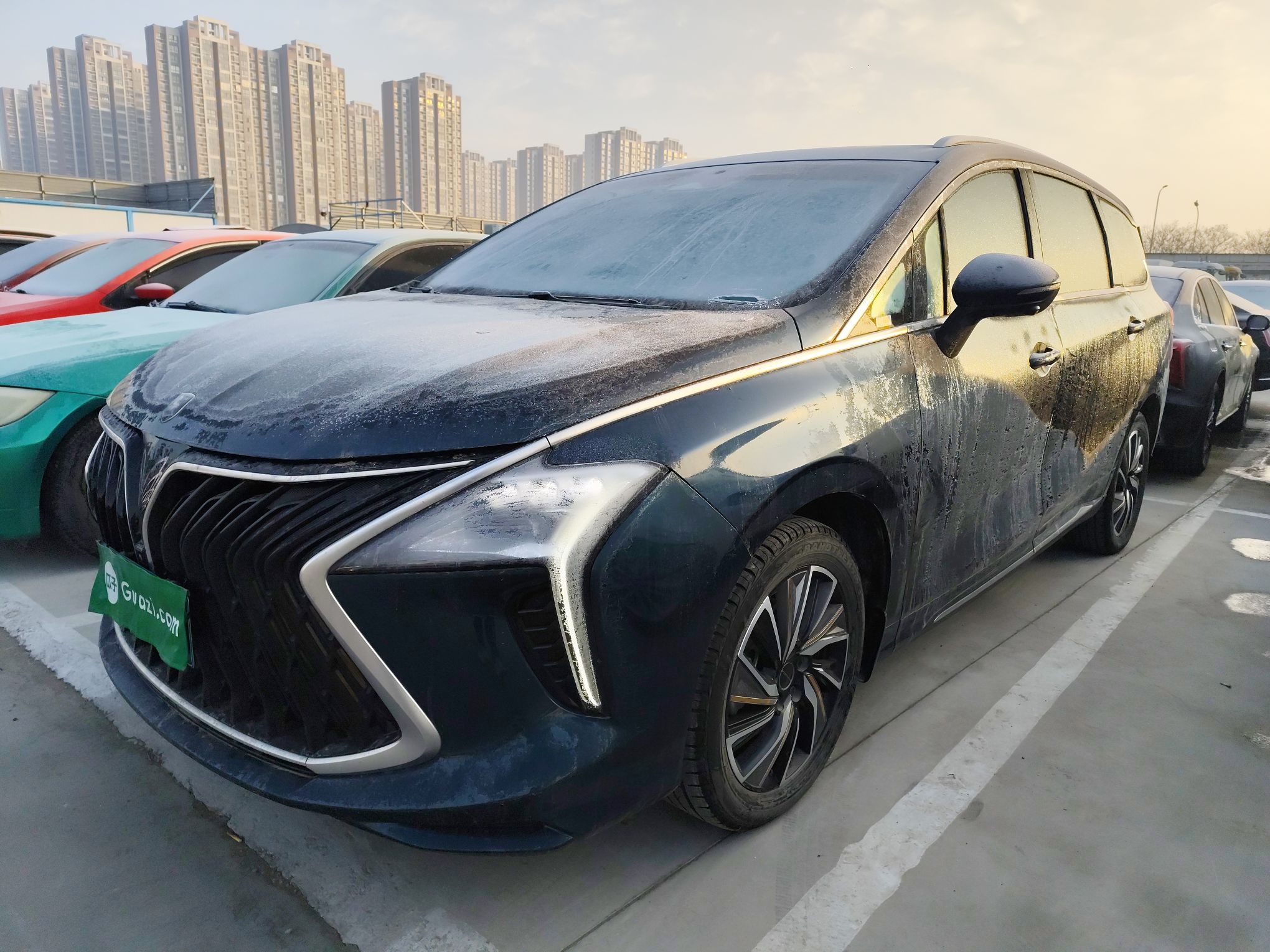 Под передней частью автомобиля