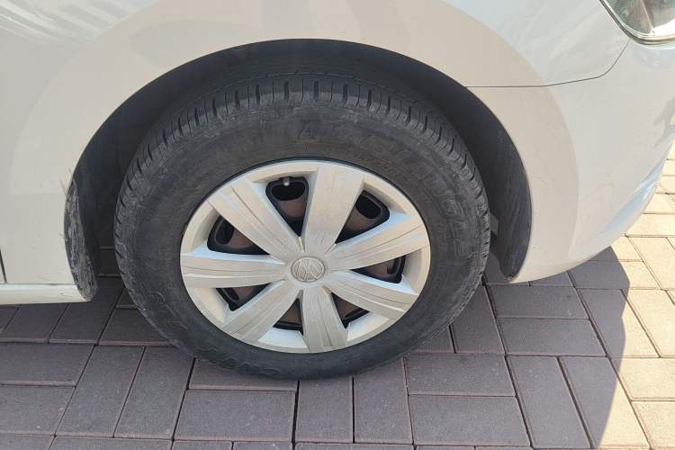 Used Volkswagen Jetta 2015 1.6L Manual Fashion Edition Right Front Wheel Hub