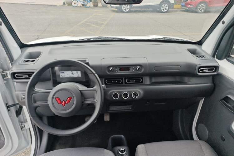 Used Wuling Zhiguang New Energy 2025 Standard Model Center Console