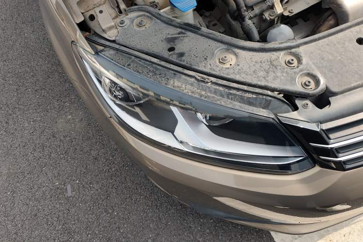 Used Volkswagen Touran 2015 1.4T DSG Comfort Edition 5 Seats Right Front Headlight