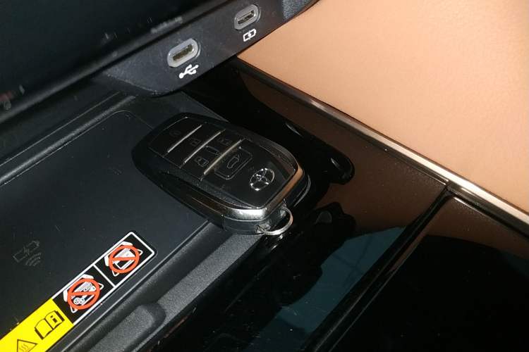 Used Toyota Vellfire 2024 Crown Dual-Engine 2.5L Supreme Executive Edition