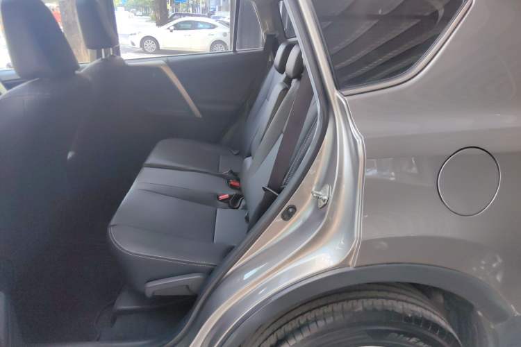 Used Toyota RAV4 2015 2.0L CVT Two-Wheel Drive Fashion Edition