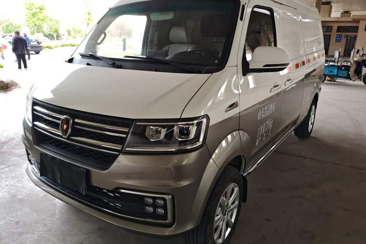Used Jinbei New Hiace S 2023 1.5L Wealth Edition Van 2/5-Seater Air-Conditioned Model SWC15M