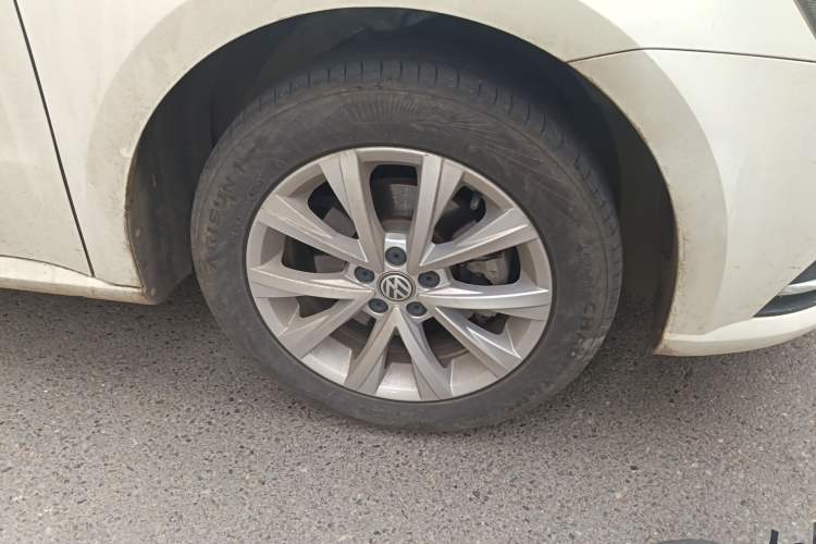 Used Volkswagen Lavida 2015 1.6L Automatic Comfort Edition Right Front Wheel Hub