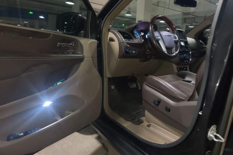 Used Chrysler Grand Voyager 2013 3.6L Luxury Edition Driver Seat