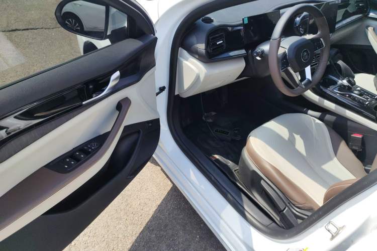 Used BYD Qin PLUS 2024 HONOR Edition DM-i 55KM Leading Model Driver Seat