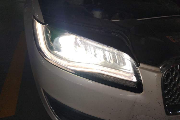 Used Lincoln MKZ 2018 2.0T Premium Edition Right Front Headlight