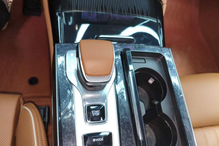 Used Hongqi H9 2025 Model Facelifted 2.0T Two-Wheel Drive Flag-Style Luxury Business Edition, 5 Seats
